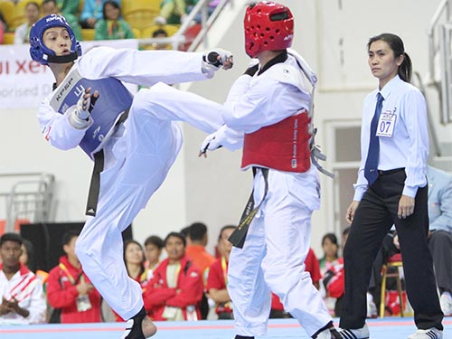 Huỳnh Châu (trái) trong trận chung kết taekwondo hạng cân dưới 63 kg Ảnh: QUANG LIÊM