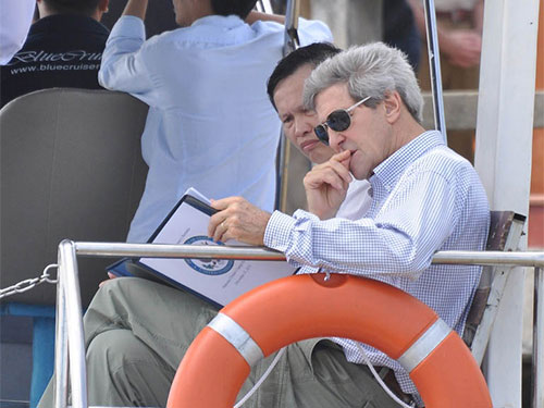 Ngoại trưởng Mỹ John Kerry tại Cà Mau, trong khuôn khổ chuyến công du Việt Nam tháng 12-2013 Ảnh: DUY NHÂN