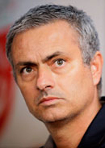 HLV Wenger (trái) đang quyết tâm lần đầu thắng được Mourinho Ảnh: REUTERS