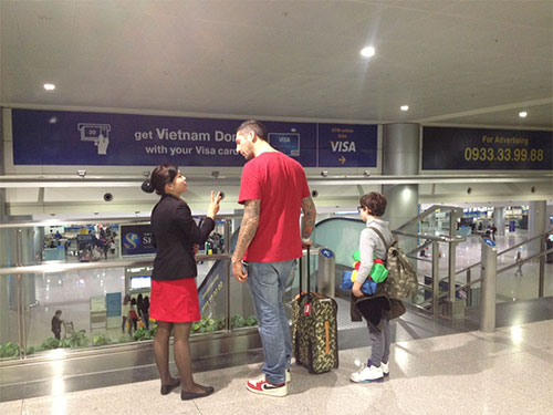Materazzi và con trai tại sân bay Tân Sơn Nhất (TP HCM) tối 29-12 
Ảnh: HỒNG VĂN