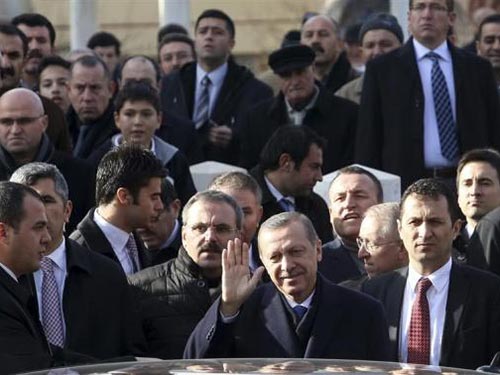 Thủ tướng Tayyip Erdogan vẫy tay chào người ủng hộ ở Ankara hôm 27-12 Ảnh: REUTERS