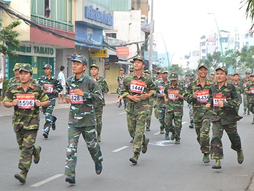 Các vận động viên khối lực lượng vũ trang tham gia tranh tài ở cự ly 4.000 m