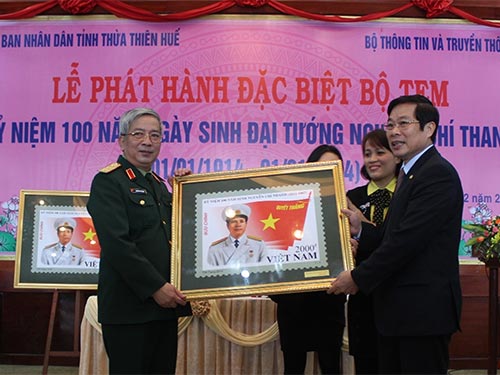 Thượng tướng Nguyễn Chí Vịnh (trái) và Bộ trưởng Bộ Thông tin và Truyền thông Nguyễn Bắc Son tại lễ ra mắt bộ tem về Đại tướng Nguyễn Chí Thanh