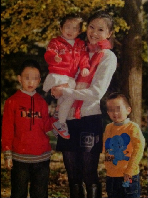 
	Hình ảnh đăng khắp các
	trang mạng Trung Quốc, được cho là chụp bà Trần Đình và 3 con chung của
	bà với Trương Nghệ Mưu. Nguồn: Sina