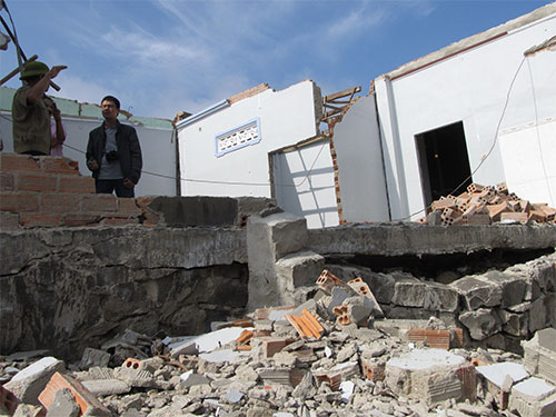 Căn nhà mới xây của anh Dương Văn Sản thành đống đổ nát sau vụ sạt lở