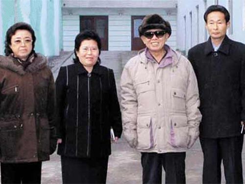 Bà Kim, ông Jang và vợ chồng Chủ tịch Kim Jong-il (giữa) trong một chuyến thị sát tháng 12-2009  Ảnh: TAKUNGPAO