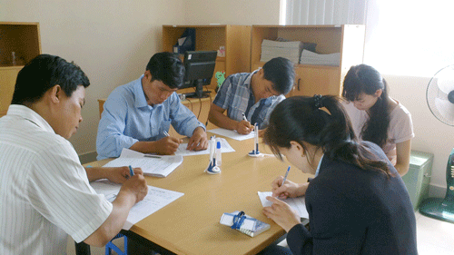 Ứng viên đăng ký tìm việc tại Phòng Dịch vụ Việc làm Báo Người Lao Động Ảnh: Mai Chi