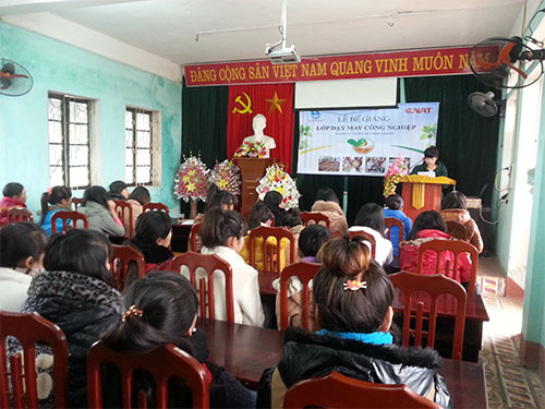 Bế giảng lớp may công nghiệp tại Hoa Lư - Ninh Bình Nguồn: ENat