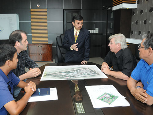 Ông David Dương (đứng) trao đổi với các chuyên gia về dự án Khu công nghệ môi trường xanh