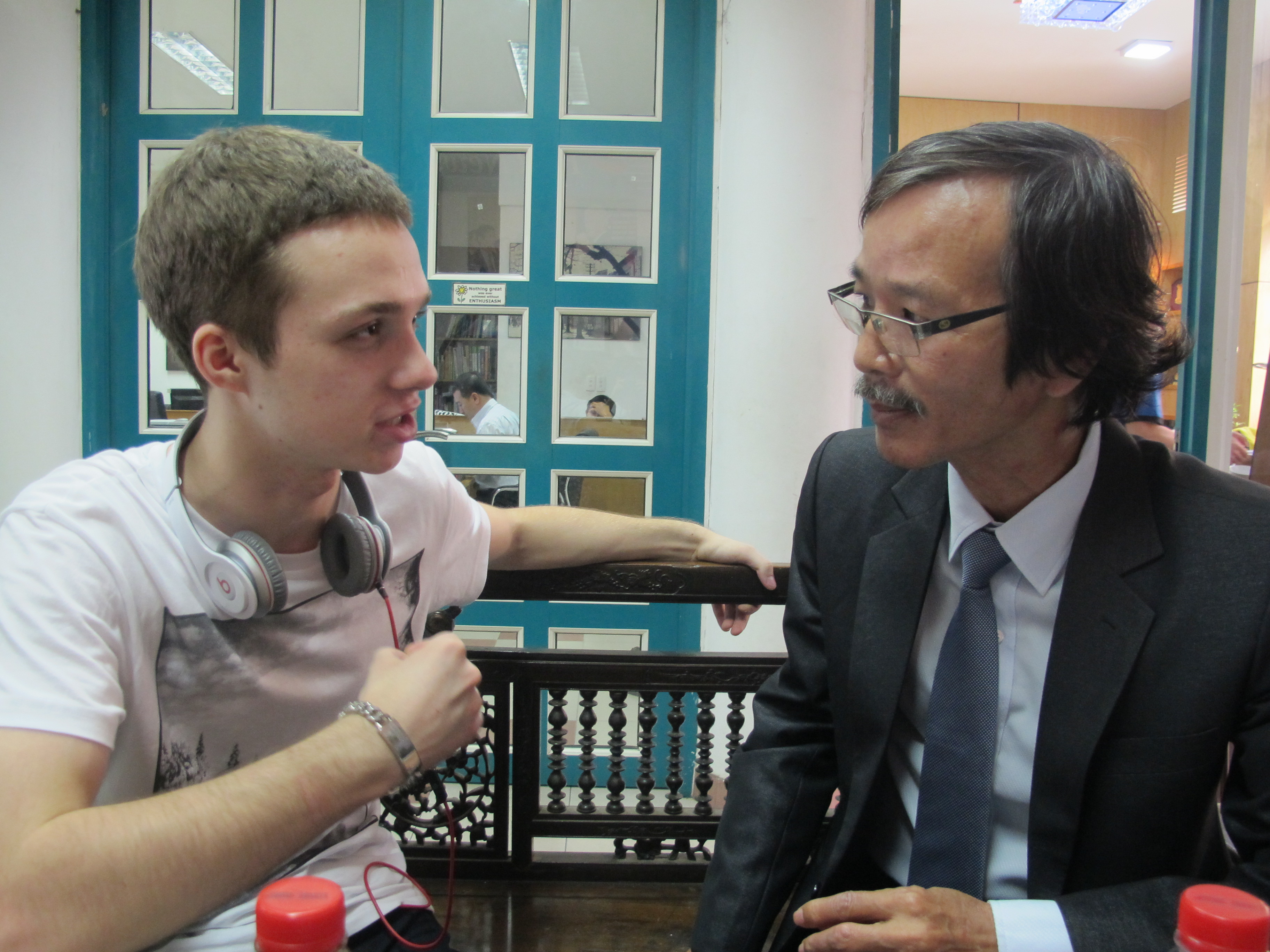 Mikhail trả lời phỏng vấn tại công ty FirstNews - Trí Việt, thông qua dịch giả Phạm Bá Thủy