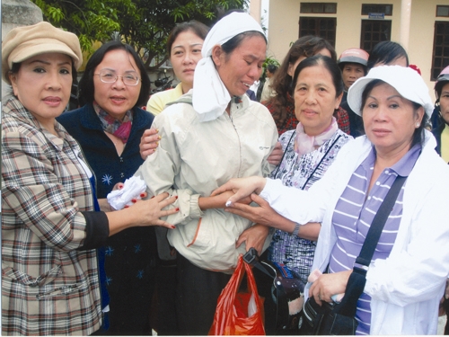 
	NSND Lệ Thủy trao tặng quà cho một gia đình nông dân mất con trong bão lũ vừa qua tại Quảng Ngãi