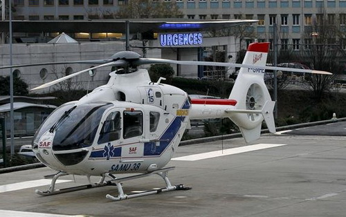 Máy bay cấp cứu đưa Schumacher đến bệnh viện trong tình trạng nguy kịch