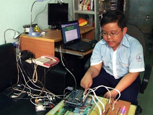 Em Nguyễn Dương Kim Hảo bên sáng chế “Bảng điều khiển thông minh”. (Ảnh do nhân vật cung cấp)