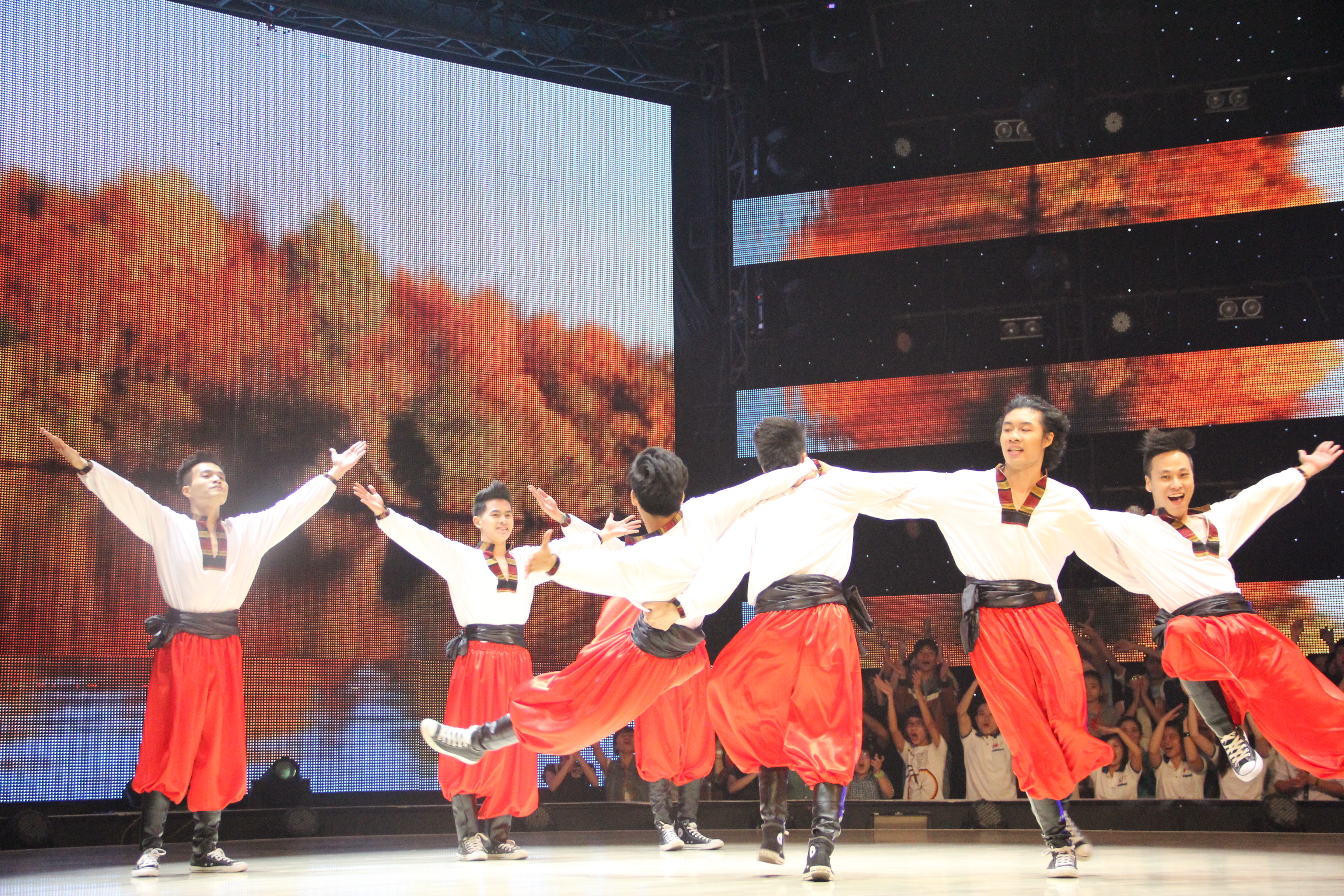 
	Nhóm S.I.N.E với vũ điệu dân gian Nga sôi động