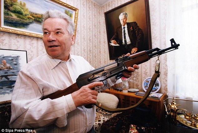 
	Ông Mikhail Kalashnikov và khẩu AK-47 khiến ông vang danh toàn cầu

	Ảnh: REX