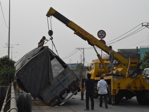 
	Xe cứu hộ kéo xe tải gặp nạn đi nơi khác