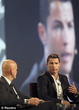 
	Ronaldo trò chuyện cùng trọng tài kỳ cựu Collina