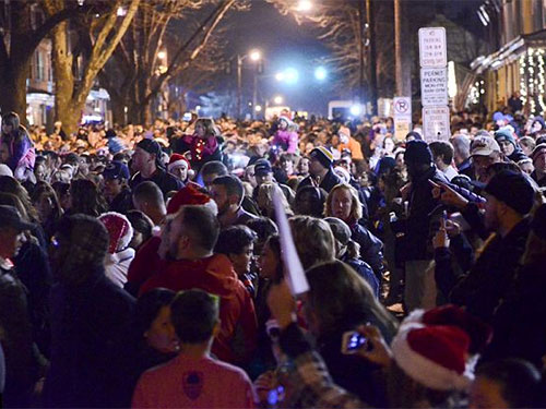 Hàng ngàn người tụ họp trước nhà Delaney hát tặng Giáng sinh. Ảnh: Daily Mail