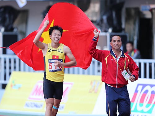 Nguyễn Văn Hùng giành HCV nhảy 3 bước với kỷ lục SEA Games. Lần dầu điền kinh Việt Nam vô địch nội dung này   Ảnh: Quang Liêm