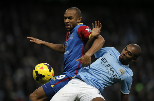 Man City (Fernandinho, phải) khởi đầu khó khăn trước Crystal Palace