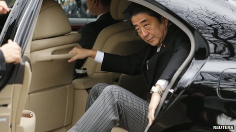 Japanese PM Shinzo Abe arrives at Yasukuni shrine, 26 December 2013