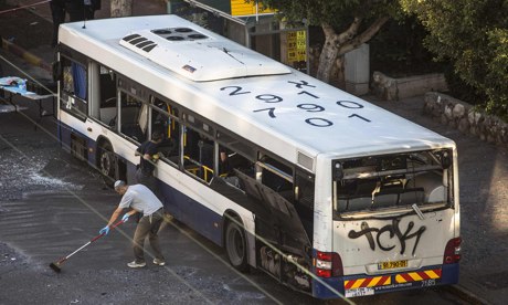 Chiếc xe buýt bị nổ bom ở Israel hôm 22-12. Ảnh: Reuters
