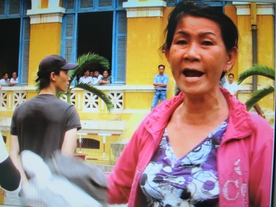 
	Mẹ của bị cáo Hồ Duy Trúc đòi giết nạn nhân Thúy tại tòa. Ảnh: Thuận Thiên