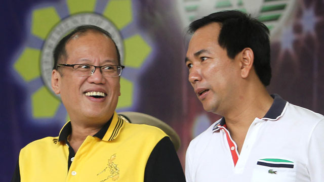 
	Tổng thống Philippines Benigno Aquino (trái) không cho Bộ trưởng Năng lượng Jericho Petilla từ chức.

	Ảnh: Rappler