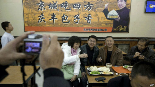 
	Nhiều thực khách tới tiệm ăn để được chụp ảnh lưu niệm tại nơi ông Tập Cận Bình. Ảnh: AP