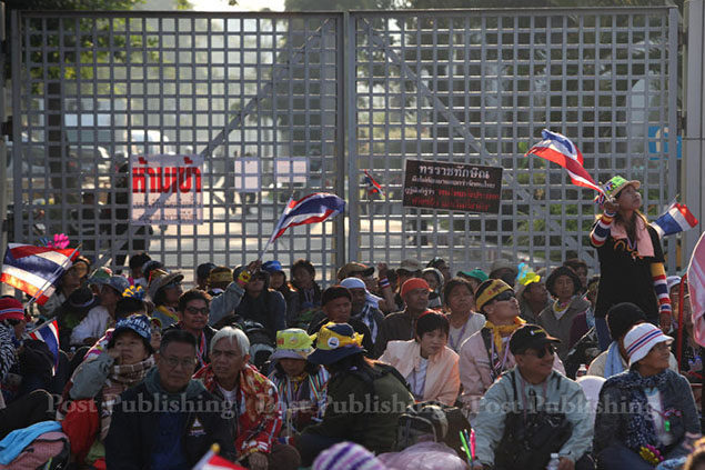 
	Người biểu tình phong tỏa lối vào sân vận động Thái - Nhật

	Ảnh: BANGKOK POST