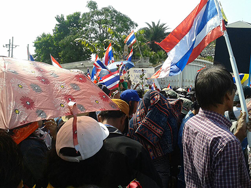 Đám đông người biểu tình vây quanh dinh thự của Thủ tướng Yingluck Shinawatra sáng 22-12
Ảnh: THE BANGKOK POST