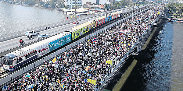 
	Hàng trăm ngàn người biểu tình ken kín cầu Taksin bắc qua sông Chao Phraya ở Bangkok. Ảnh: BANGKOK POST