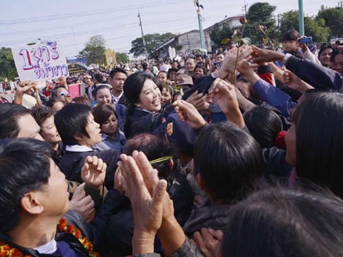 Bà Yingluck giữa những người ủng hộ trong chuyến đi các tỉnh vùng Đông Bắc Thái Lan hôm 22-12
Ảnh: THE BANGKOK POST