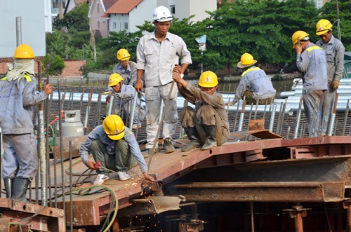 
	Người lao động trực tiếp chưa được quan tâm đú g mức khi bình chọn thi đua, khen thưởng. Ảnh: Tấn Thạnh