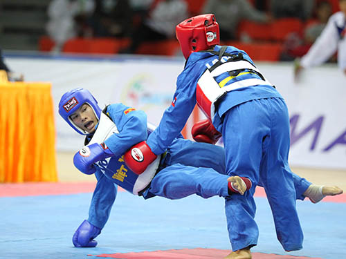 Kim Ho&agrave;ng (tr&aacute;i) trong pha tấn c&ocirc;ng ở trận chung kết hạng c&acirc;n 55 kg