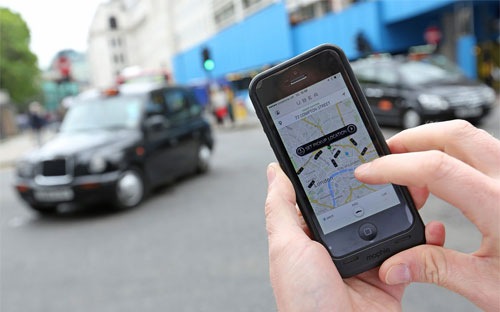 Uber là một ứng dụng taxi được cài đặt trên điện thoại thông minh (smartphone) - Ảnh: Bloomberg.