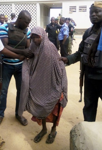 Bé gái ném bom tự sát bị bắt giữ. Ảnh: The News Nigeria