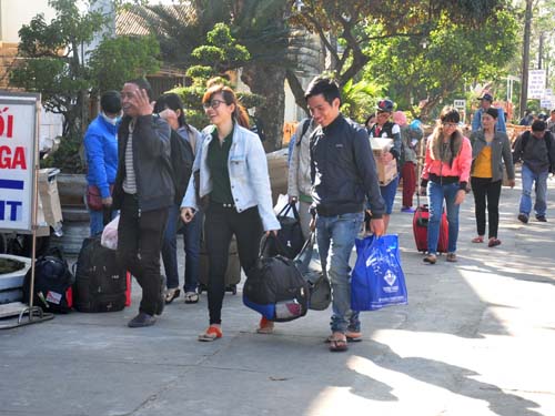 Hành khách rời ga về nhà đón Tết cùng gia đình trong tâm lý phấn khởi