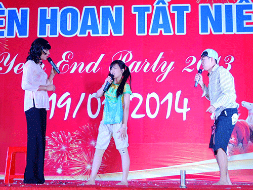 CN Công ty TNHH Hoya Lens Việt Nam sung sướng nhận quà Tết 