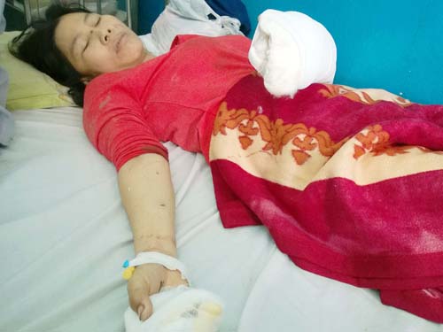 Chị Mạnh đang nằm điều trị tại ệnh viện Đa khoa Hóc Môn vì bị cướp chém vào tay.