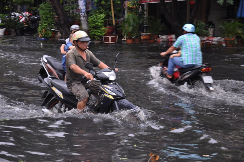 Trên đường Phan Anh, có đoạn nước ngập sâu hơn 1 m