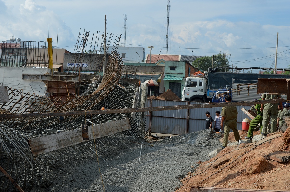 Một phần công trình bị sập sáng nay