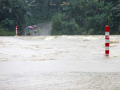 . Nước lũ tại ngầm Sông Trường dâng cao liên tục trên 1,5m, làm vùng thủy điện Sông Tranh 2 và huyện Nam Trà My bị cô lập (ảnh chụp lúc 9 giờ sáng ngày 19-10).