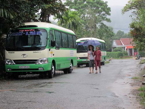 2 chiếc xe buýt chạy tuyến Trà My – Tam Kỳ đã không về được bến ở Trà Đốc do lũ lớn, phải đổ ở tổ Mậu Long để khởi hành chuyến ngược lại.