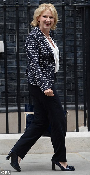 Bộ trưởng quốc phòng Anh chê thân hình Kim Kardashian