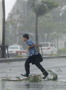 Powerful typhoon approaches Okinawa