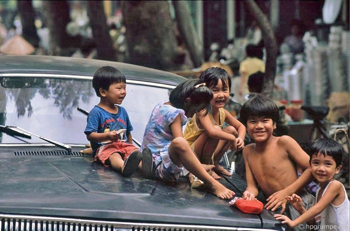 Ở Hà Nội vài tuần trong mùa hè năm 1991, nhiếp ảnh gia người Đức Reisen khá ấn tượng với lũ trẻ con mà ông gặp khắp mọi nơi trong thành phố.