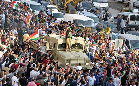 Một chiếc xe chở các chiến binh người Kurd được hộ tống tới biên giới Syria - Thổ Nhĩ Kỳ. Ảnh: Reuters