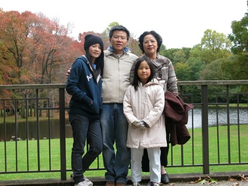 GS Ngô Bảo Châu cùng mẹ và hai con gái