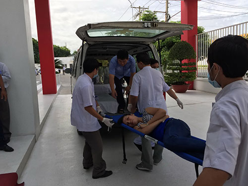 Đưa công nhân bị ngộ độc đi cấp cứu trong tình huống giả định Ảnh: Ngọc Ánh Đưa công nhân bị ngộ độc đi cấp cứu trong tình huống giả định Ảnh: Ngọc Ánh